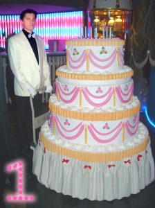 Большой торт с сюрпризом