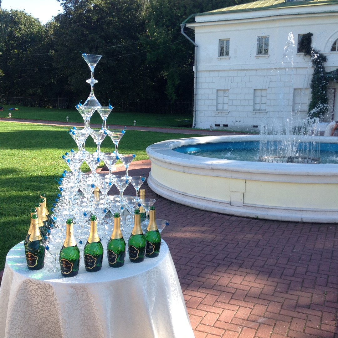 Бармен шоу и пирамида из шампанского